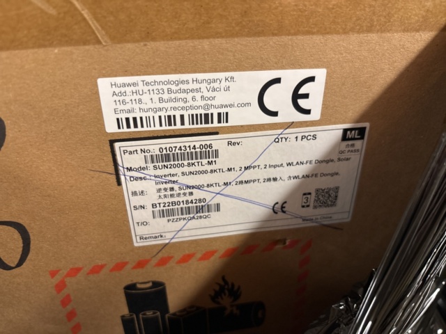 1469070-27 Parti med diverse el-utrustning och solcellskomponenter