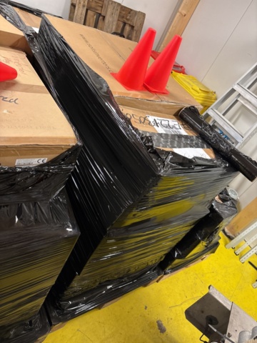 1469070-28 Parti med diverse el-utrustning och solcellskomponenter