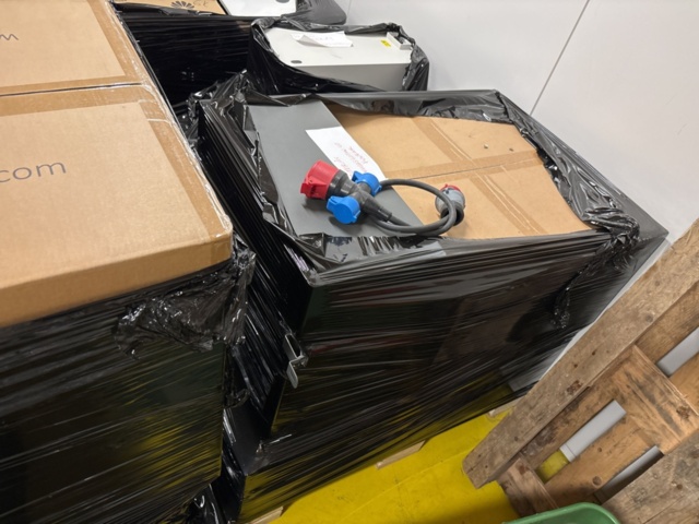 1469070-30 Parti med diverse el-utrustning och solcellskomponenter