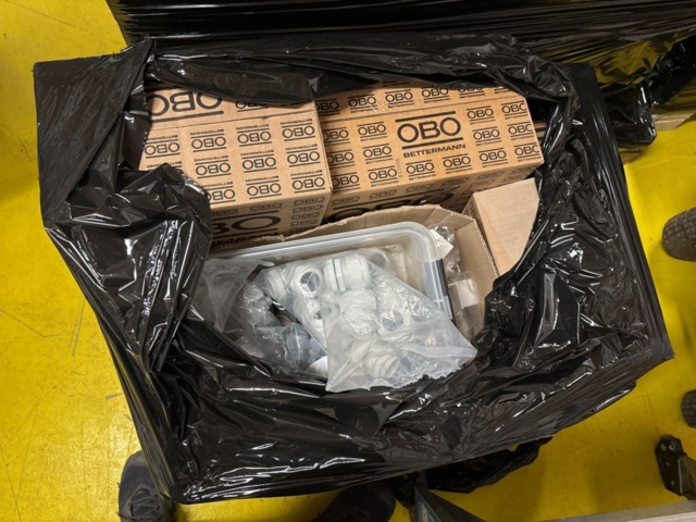 1469070-31 Parti med diverse el-utrustning och solcellskomponenter