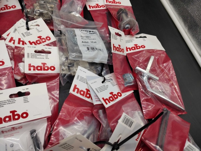 1480425-6 Mixed building hardware, lot - Habo, hinges, handles, screw details