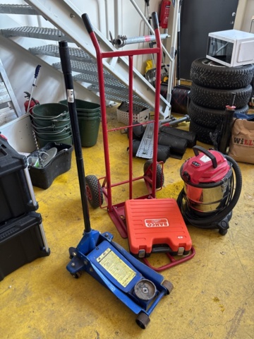 1469082-7 Collection of workshop equipment - jack, socket wrench set and screwdriver