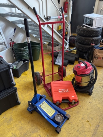 1469082-1 Collection of workshop equipment - jack, socket wrench set and screwdriver