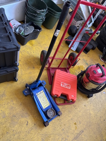 1469082-2 Collection of workshop equipment - jack, socket wrench set and screwdriver