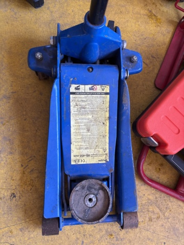 1469082-3 Collection of workshop equipment - jack, socket wrench set and screwdriver