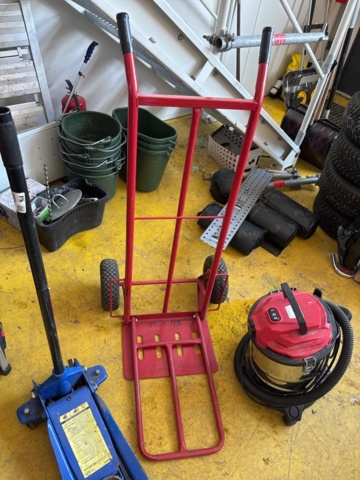 1469082-6 Collection of workshop equipment - jack, socket wrench set and screwdriver