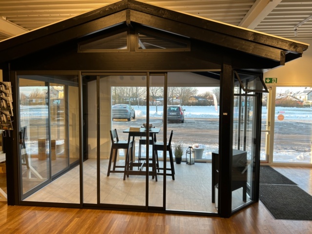 1410959-4 Uterum med trästomme och glaspartier - Visningsexemplar