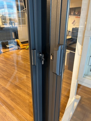 1410959-6 Uterum med trästomme och glaspartier - Visningsexemplar