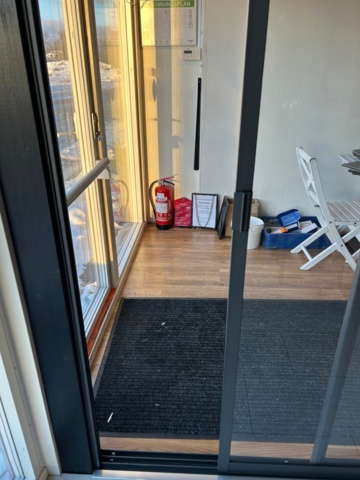 1410959-7 Uterum med trästomme och glaspartier - Visningsexemplar