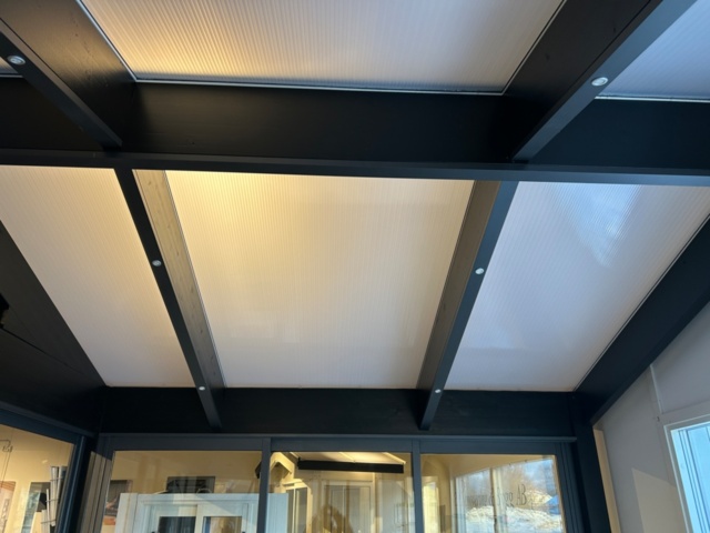 1410959-9 Uterum med trästomme och glaspartier - Visningsexemplar