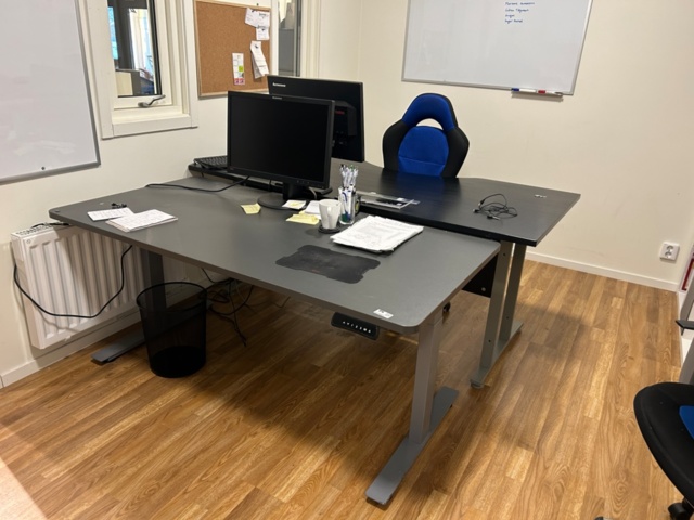 1410965-1 Office equipment - Height-adjustable desk, vacuum cleaner, printer and shelves