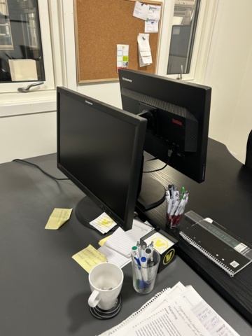 1410965-2 Office equipment - Height-adjustable desk, vacuum cleaner, printer and shelves