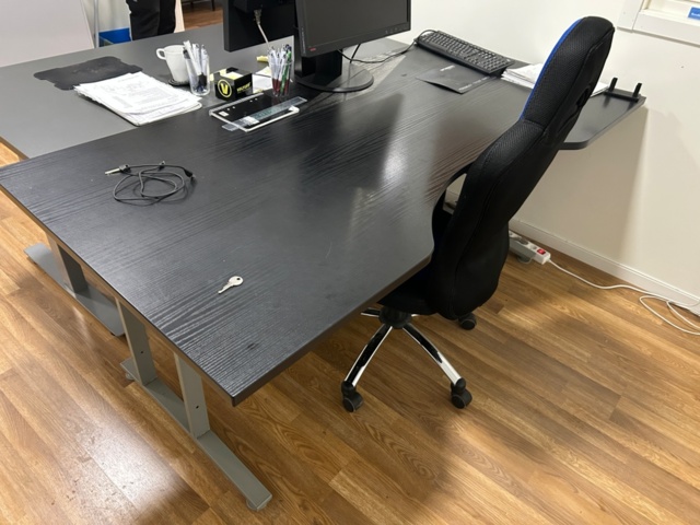 1410965-4 Office equipment - Height-adjustable desk, vacuum cleaner, printer and shelves