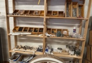 1410952 Blandat parti med hyllor, beslag, valvfönster och kanalplast