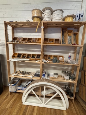 1410952-1 Blandat parti med hyllor, beslag, valvfönster och kanalplast