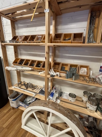 1410952-4 Blandat parti med hyllor, beslag, valvfönster och kanalplast