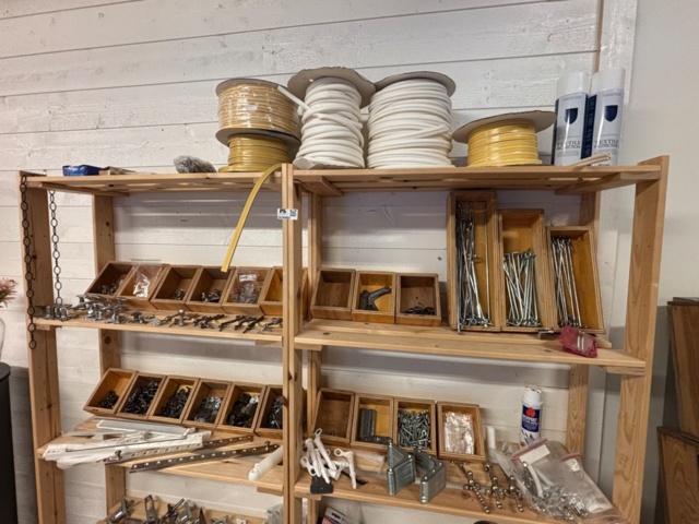 1410952-5 Blandat parti med hyllor, beslag, valvfönster och kanalplast