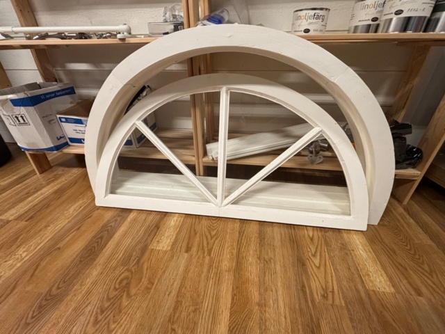 1410952-6 Blandat parti med hyllor, beslag, valvfönster och kanalplast