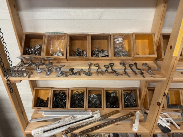 1410952-7 Blandat parti med hyllor, beslag, valvfönster och kanalplast