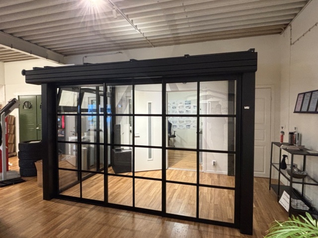 1410955-1 Conservatory with aluminum frame and glass sections - Display example.