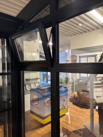 1410955-4 Conservatory with aluminum frame and glass sections - Display example.