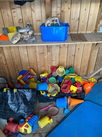 1482006-11 Toys and objects in storage in the yard