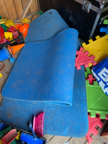 1482006-13 Toys and objects in storage in the yard