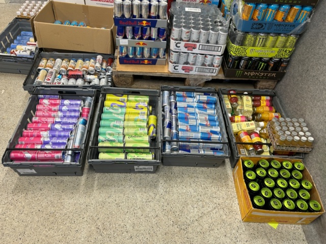 1368286-2 Parti med energidrycker och läsk