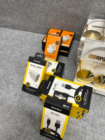 1368288-3 Samling med elektronik och kioskvaror - hörlurar, laddare, tillbehör m.m.