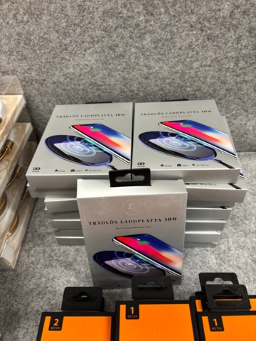 1368288-6 Samling med elektronik och kioskvaror - hörlurar, laddare, tillbehör m.m.