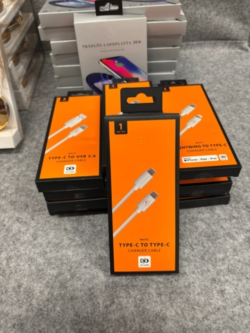 1368288-7 Samling med elektronik och kioskvaror - hörlurar, laddare, tillbehör m.m.