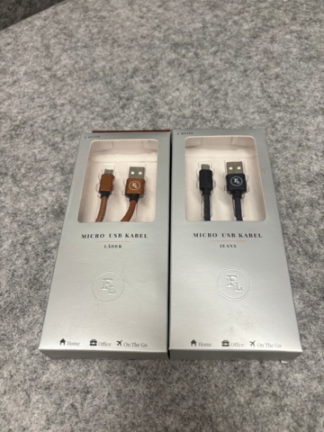 1368288-8 Samling med elektronik och kioskvaror - hörlurar, laddare, tillbehör m.m.