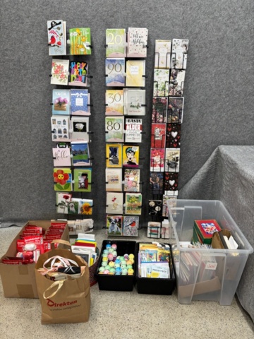 1368288-2 Samling med elektronik och kioskvaror - hörlurar, laddare, tillbehör m.m.