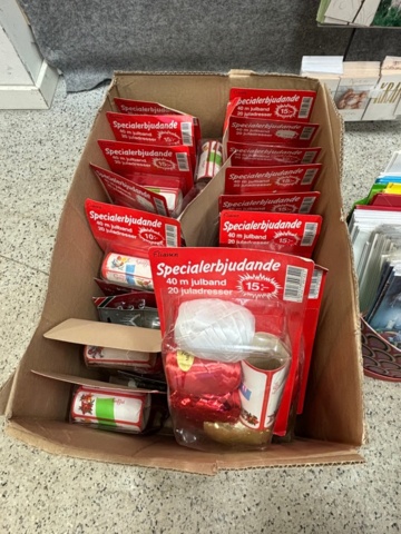 1368288-10 Samling med elektronik och kioskvaror - hörlurar, laddare, tillbehör m.m.