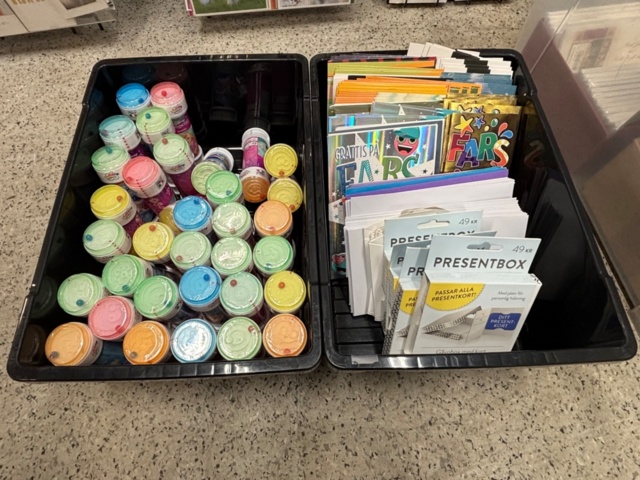 1368288-11 Samling med elektronik och kioskvaror - hörlurar, laddare, tillbehör m.m.