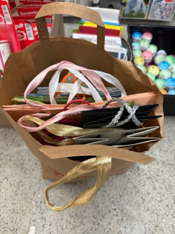 1368288-13 Samling med elektronik och kioskvaror - hörlurar, laddare, tillbehör m.m.