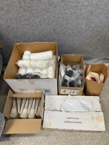 1368288-14 Samling med elektronik och kioskvaror - hörlurar, laddare, tillbehör m.m.