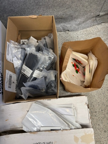 1368288-16 Samling med elektronik och kioskvaror - hörlurar, laddare, tillbehör m.m.