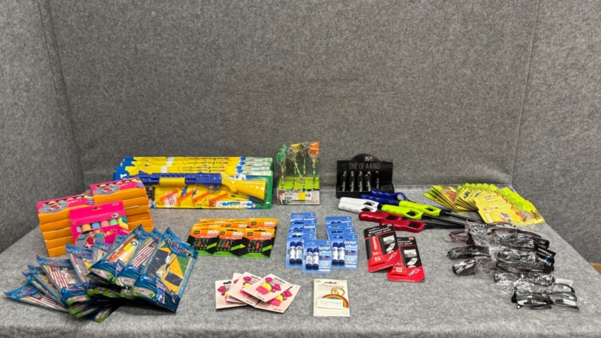 1368288-17 Samling med elektronik och kioskvaror - hörlurar, laddare, tillbehör m.m.