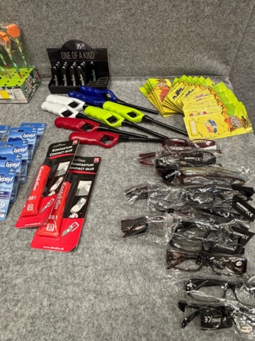 1368288-18 Samling med elektronik och kioskvaror - hörlurar, laddare, tillbehör m.m.