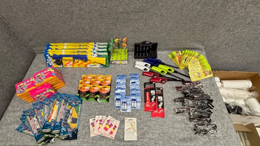 1368288-20 Samling med elektronik och kioskvaror - hörlurar, laddare, tillbehör m.m.