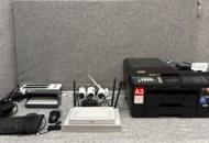 1368289 Samling med kassa- och elektronikkomponenter