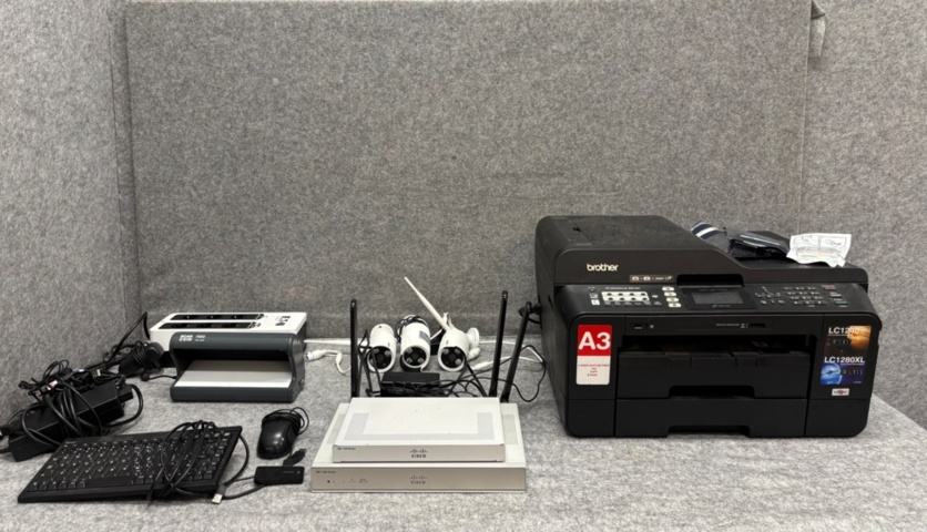 1368289-1 Samling med kassa- och elektronikkomponenter