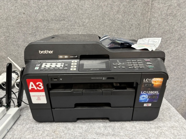 1368289-2 Samling med kassa- och elektronikkomponenter