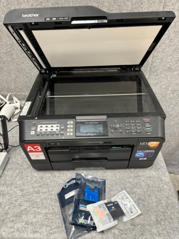 1368289-3 Samling med kassa- och elektronikkomponenter