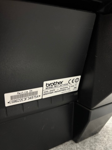 1368289-4 Samling med kassa- och elektronikkomponenter