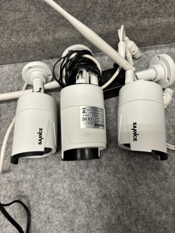 1368289-5 Samling med kassa- och elektronikkomponenter