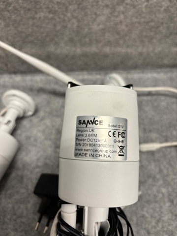 1368289-6 Samling med kassa- och elektronikkomponenter