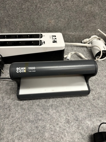 1368289-7 Samling med kassa- och elektronikkomponenter