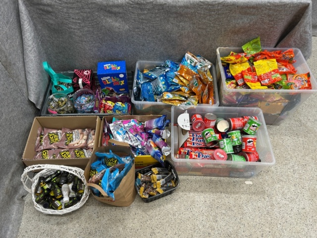 1368287-2 Parti med godis, halstabletter, snacks m.m